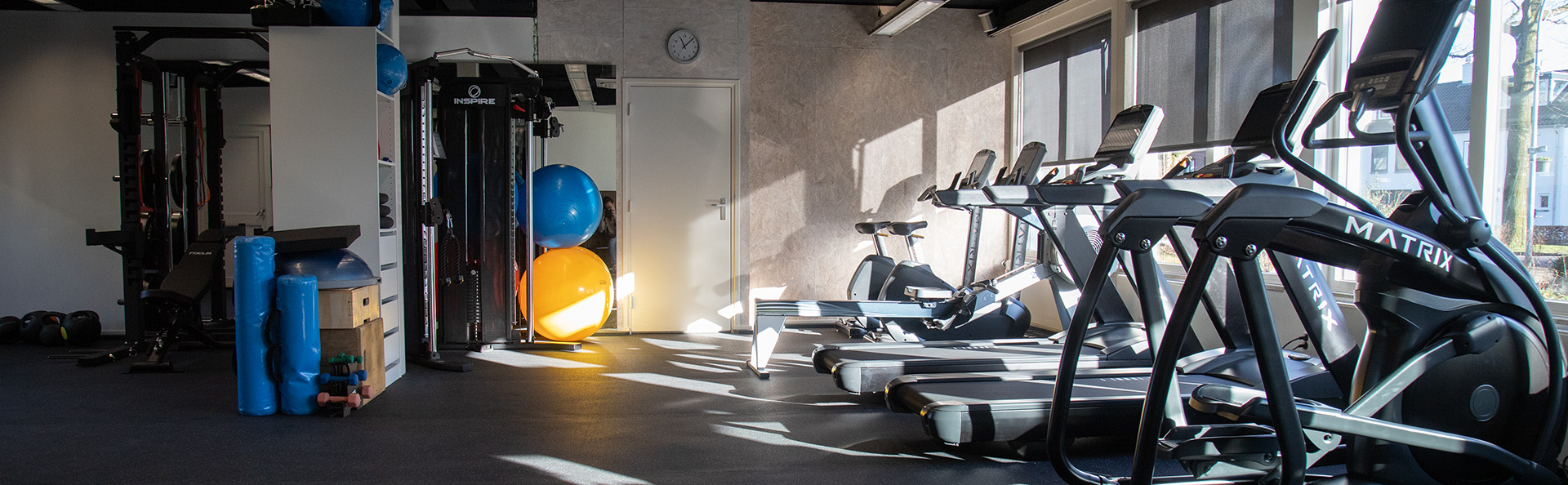 Onze sportzaal, loopband en fitness apparaten